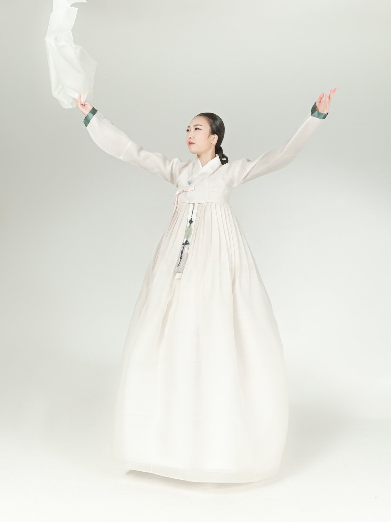 Dayeon Lee performing Salpuri with a raised white silk scarf