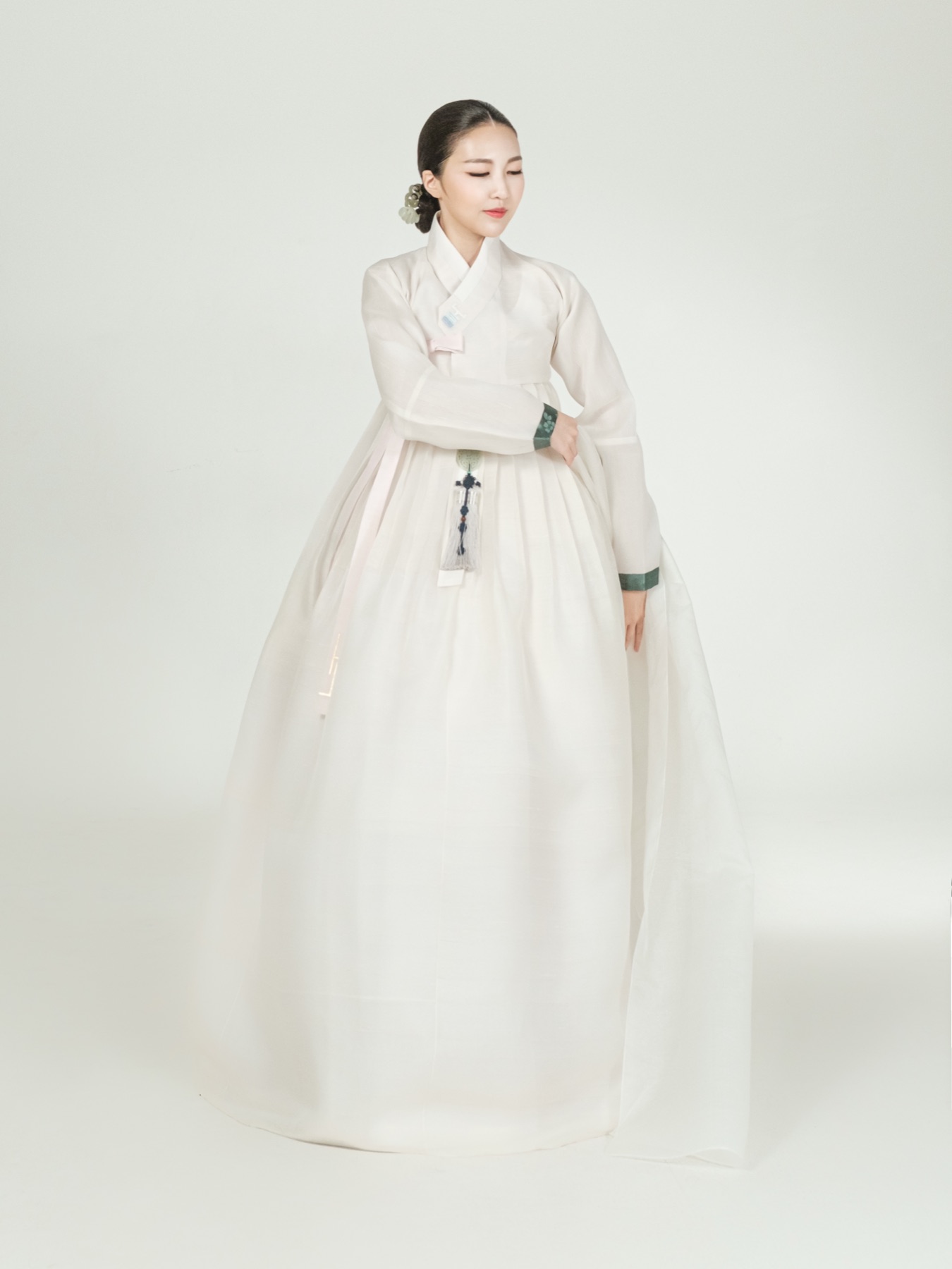이다연 살풀이 무대, 흰 한복